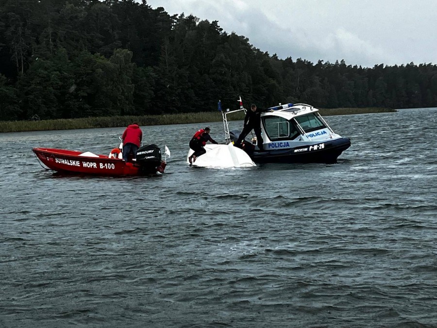 Akcje ratunkowe na jeziorze Wigry. Do wody wpadły cztery osoby