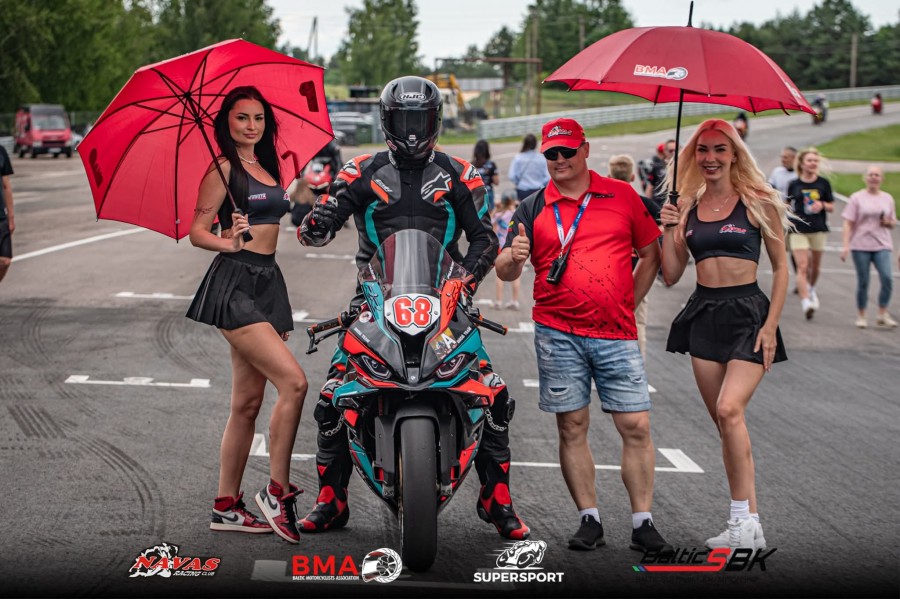 Wyścigi motocyklowe. Suwalczanin Kamil Piaścik z drugim zwycięstwem w klasie Superbike [zdjęcia]