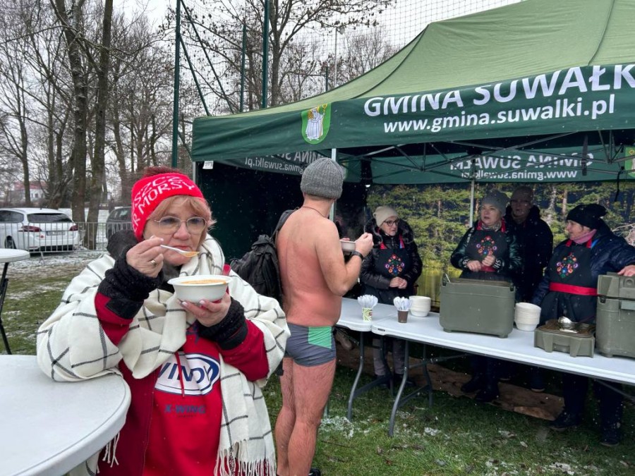 Pyszności dla morsów i biegaczy na stoiskach gospodyń z Gminy Suwałki [zdjęcia]