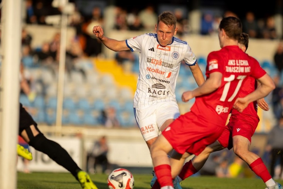 Wigry Suwałki – Lechia Tomaszów Maz. Najpierw obejrzeć Biało-Niebieskich, potem Biało-Czerwonych