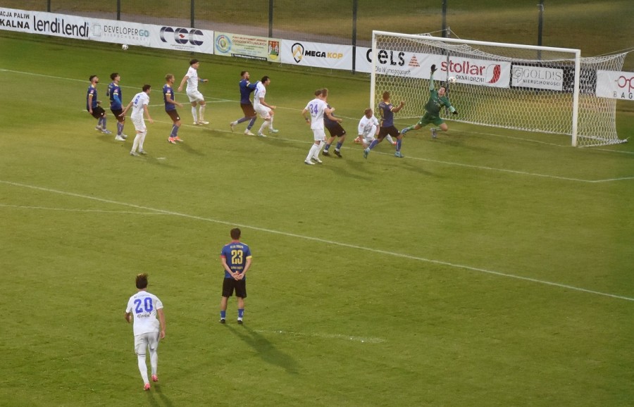 Wigry Suwałki - KS CK Troszyn 2:1. Do ostatniego gwizdka [wideo, opinie, zdjęcia, tabela]