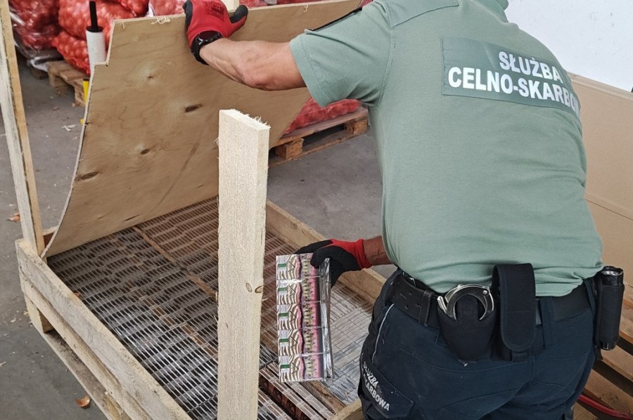 Budzisko. Kierowca z Azerbejdżanu przemycał białoruskie papierosy w skrzyniach z cebulą [wideo]