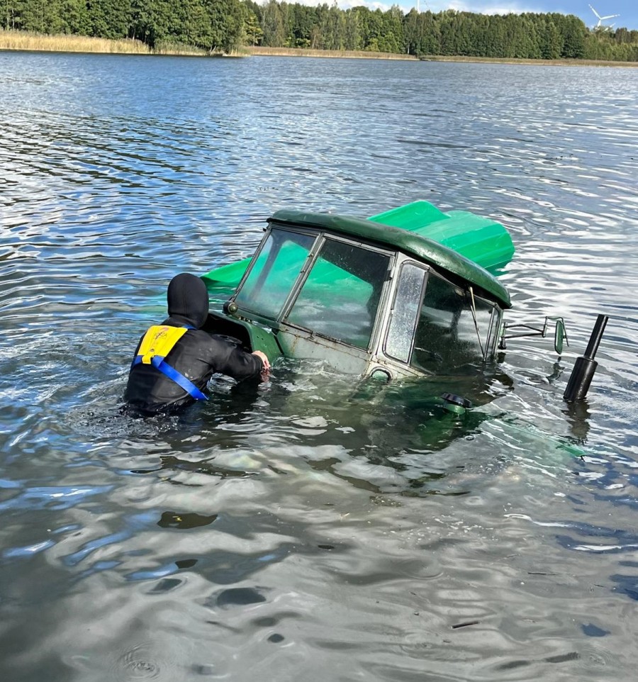 Ciągnik w jeziorze Jemieliste. To była akcja [wideo]