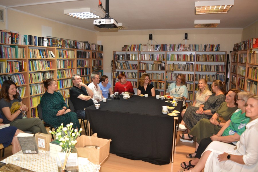 Suknia z wilgotnej mgły Katarzyny Kuśmierczyk MISS KSIĄŻEK 2025 w Gminnej Bibliotece w Słobódce