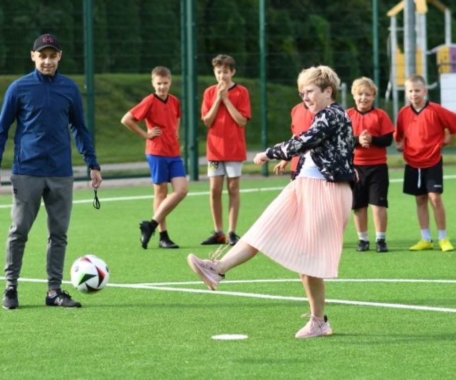Boiska Orlik przy SP 9 i SP 11 w Suwałkach mają nowe nawierzchnie i oświetlenie [zdjęcia] 