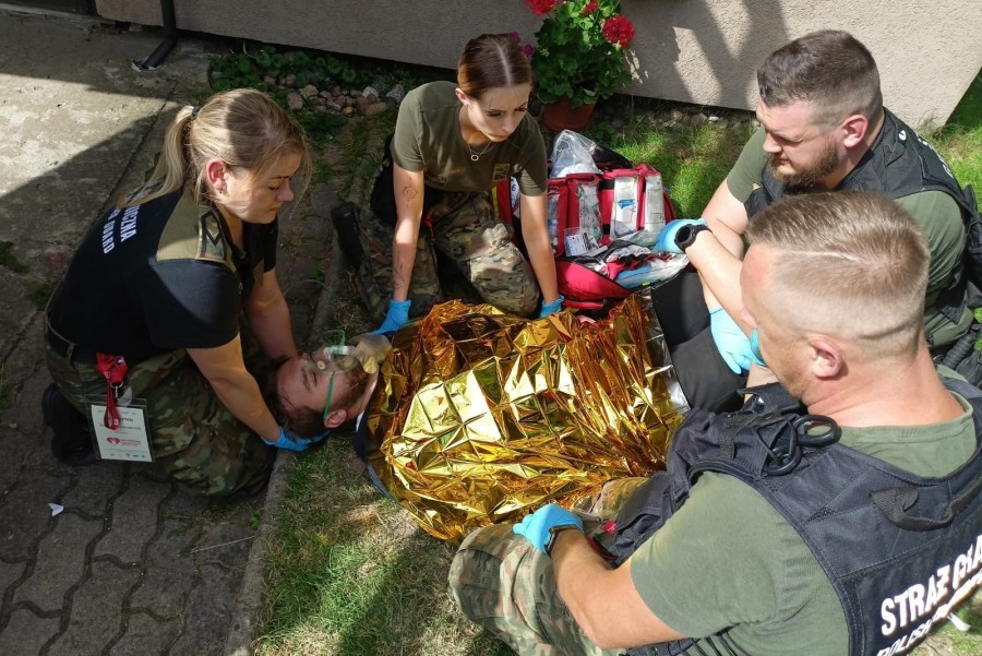Wracali z zawodów w ratownictwie i już nie było udawania. Prawdziwa ofiara potrzebowała pomocy