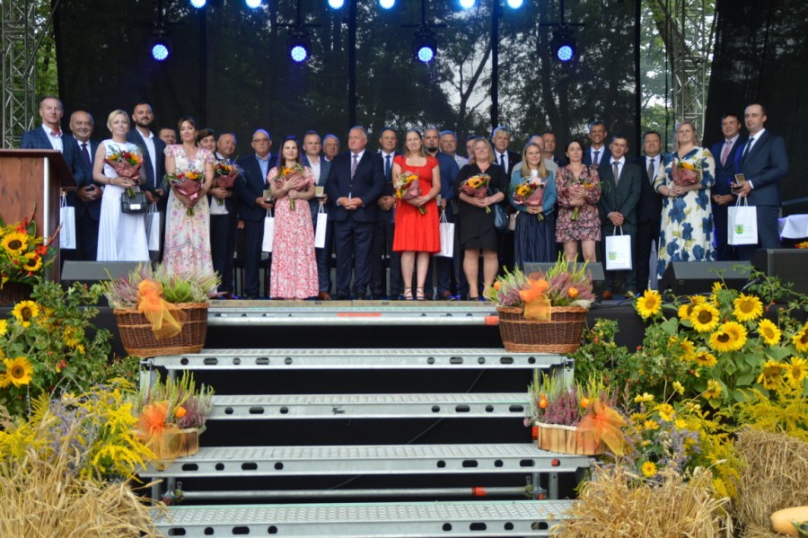 Dzielenie się chlebem, wieńce, odznaczenia. Święto plonów w Dowspudzie [zdjęcia]