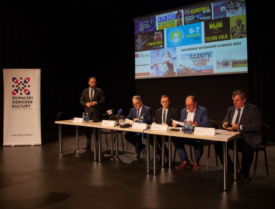 Suwałki. Dyrektorzy miejskich jednostek oraz instytucji kultury mogą zarabiać do 19 tys. zł brutto 