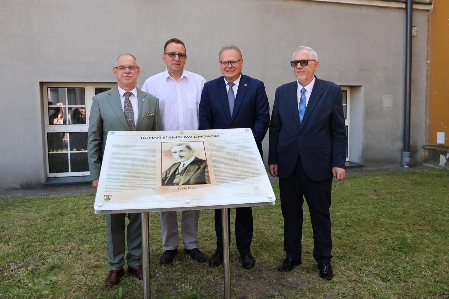 Suwałki. Tablica upamiętniająca Romana Dmowskiego 
