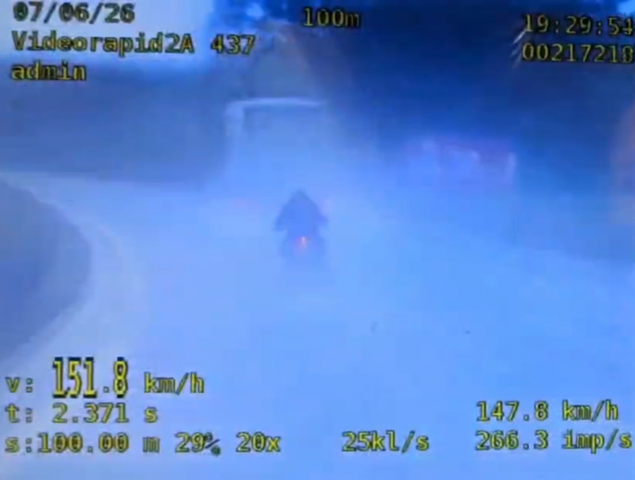 Motocyklem ponad 150 km/h podczas intensywnych opadów