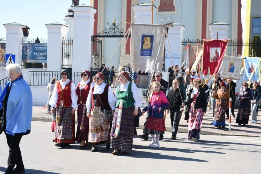 Sejny. Statio Kongresu Eucharystycznego - uroczystości w języku polskim i litewskim [zdjęcia]