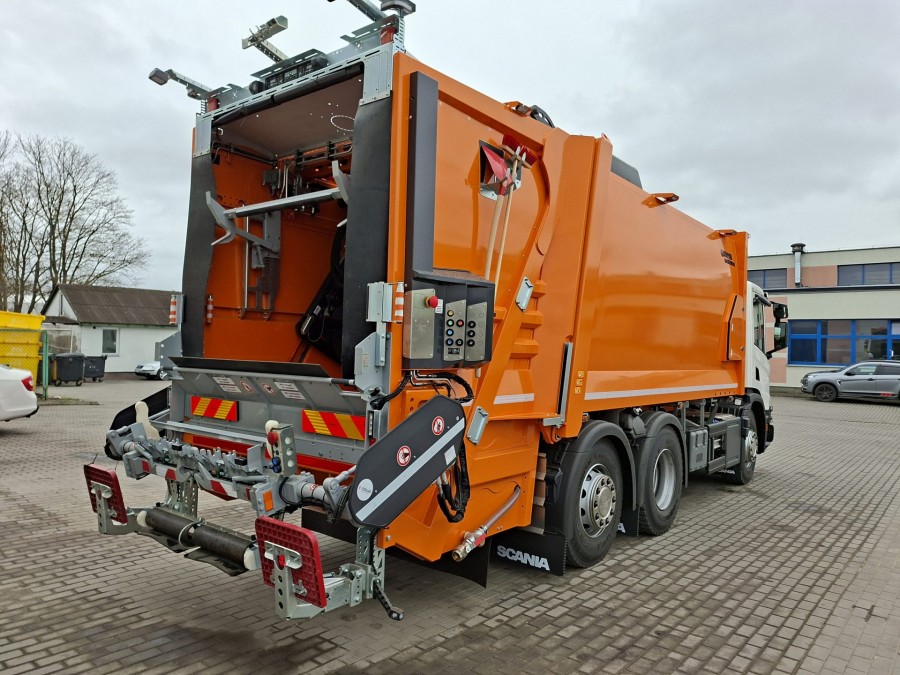 Nowy pojazd specjalny PGK w Suwałkach. Miażdży meble i inne wielkogabarytowe odpady