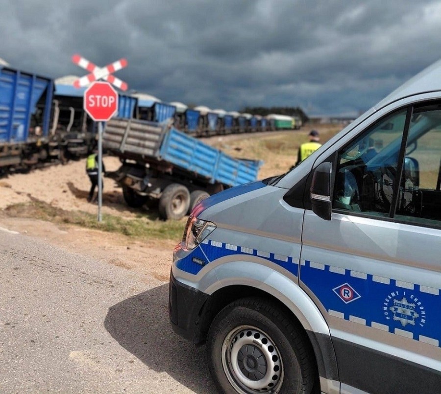 Poddubówek. Ciągnik rolniczy wjechał pod pociąg towarowy