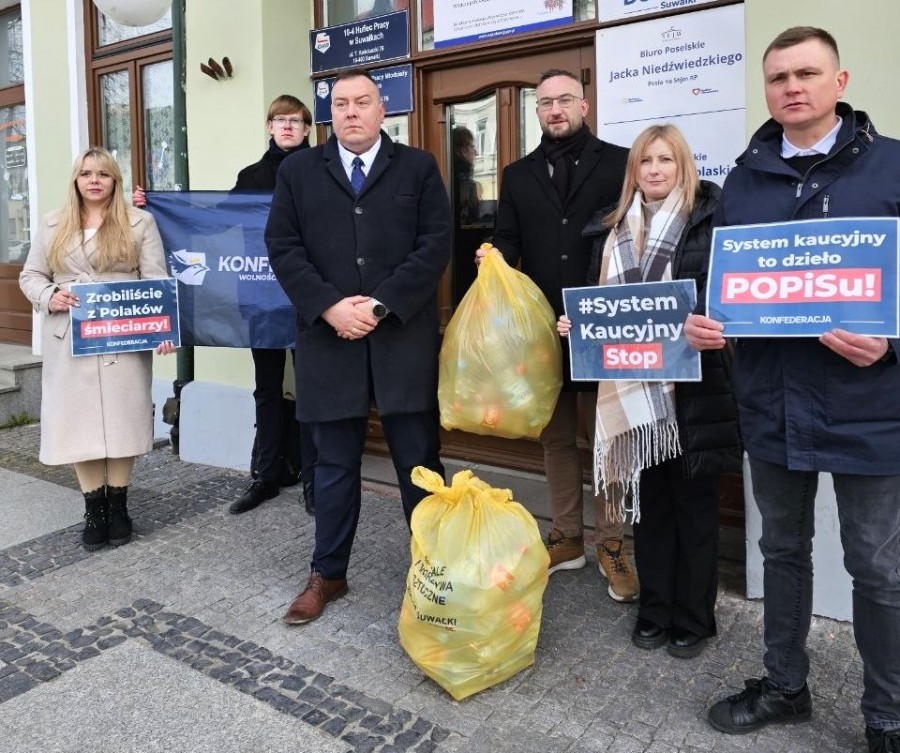 Suwalska Konfederacja protestowała pod biurami posłów KO i PiS przeciw systemowi kaucyjnemu