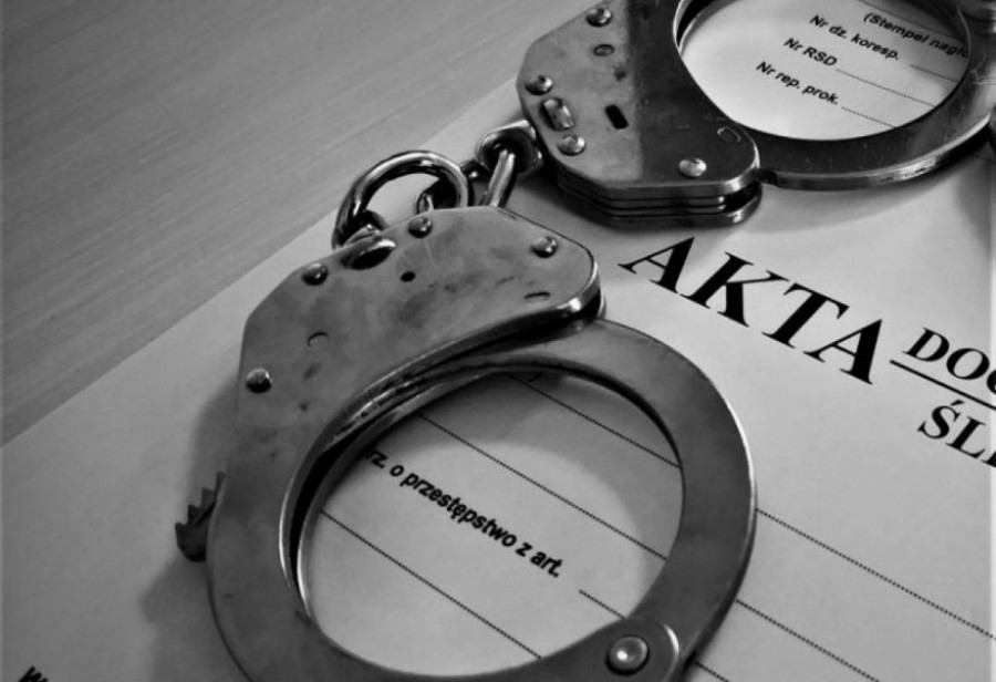 Suwalczanin zuchwale kradł alkohol i papierosy. Policjanci rozpoznali go na monitoringu