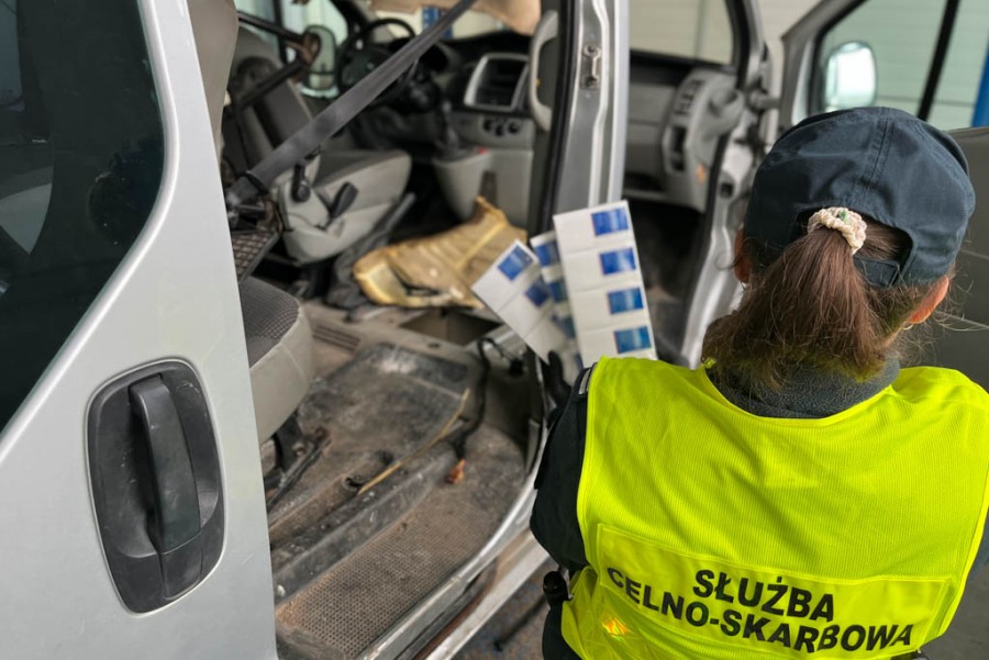 Budzisko. Białorusin ukrył papierosy w podwójnej podłodze opla. Stracił towar i auto
