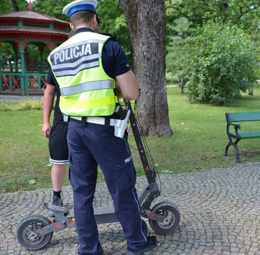 Suwalczanka, której córka bez kasku jechała hulajnogą i doznała obrażeń, została ukarana mandatem