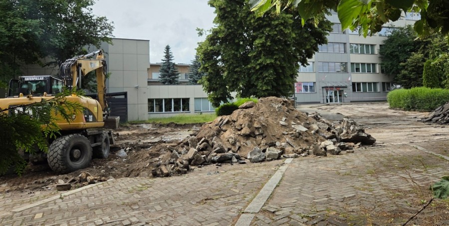 Uczniowie III LO w Suwałkach nie poznają terenu przed szkołą. Ruszyło odbetonowanie [zdjęcia]