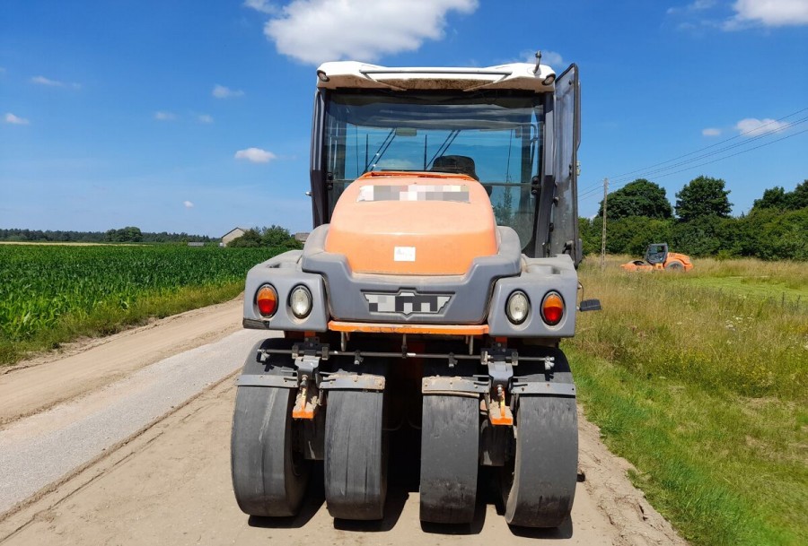 Pijany kierowca walca wykonywał prace na drodze. Uderzył w mercedesa