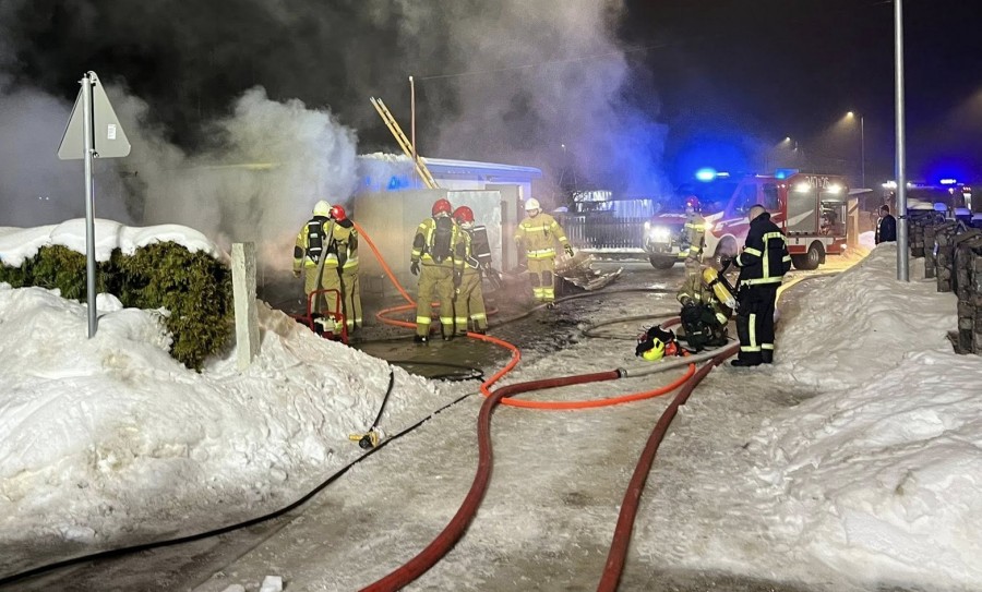 Groźny pożar w Mieruniszkach. Płonęły garaże, w których znajdowały się butle z gazem [zdjęcia]