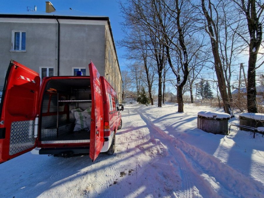 Druhowie OSP Stary Skazdub i Bakałarzewo oraz pracownicy Urzędu Gminy z pomocą samotnym i chorym