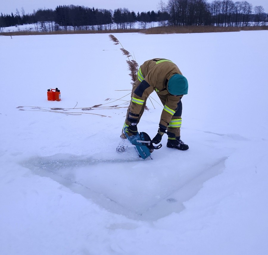 Druhowie OSP Puńsk apelują o ostrożność. Nie ma bezpiecznego lodu