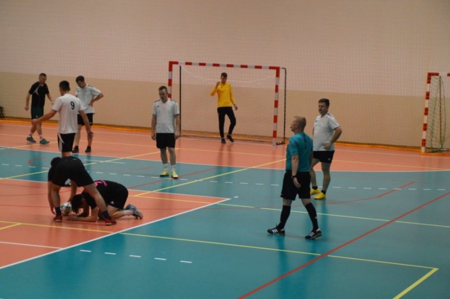 Halowa Liga o Puchar Wójta Gminy Raczki. Pasjonujący mecz na szczycie