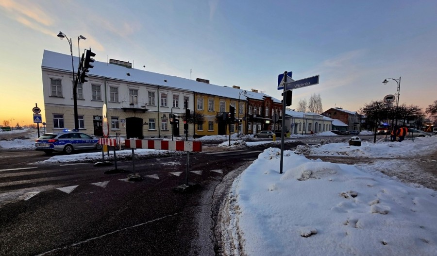 Mróz daje się we znaki. Awaria wodociągu i zamknięty dla ruchu odcinek ul. Kościuszki w Suwałkach