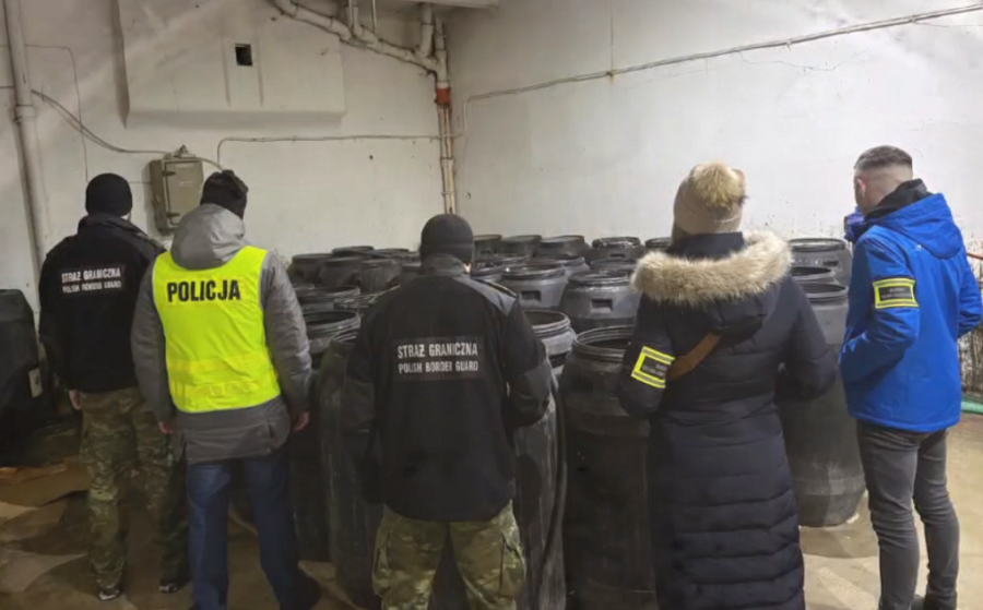 Bimbrownia w Suwałkach. W bagażniku forda 290, w wytwórni 340 litrów alkoholu i 8700 litrów zacieru