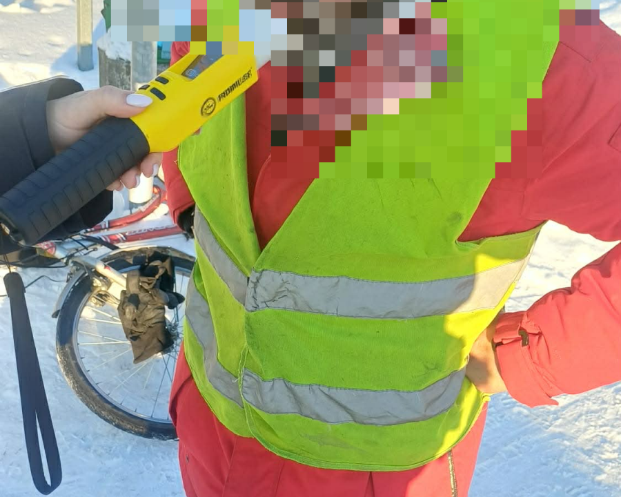 Dwaj Suwalczanie w taki mróz wsiedli na rowery. Byli pijani, zdradził ich styl jazdy