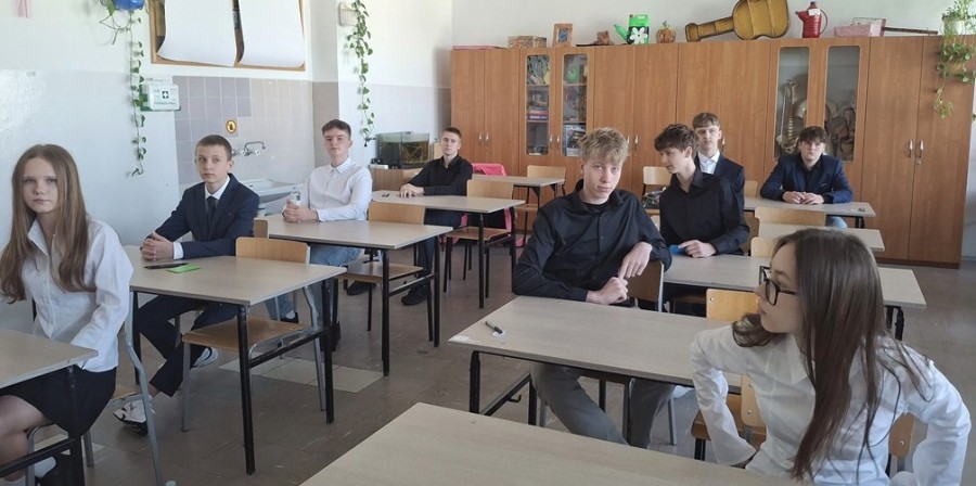 Egzamin ósmoklasisty. W SP nr 10 w Suwałkach uczniowie pisali w 17 salach [zdjęcia] 