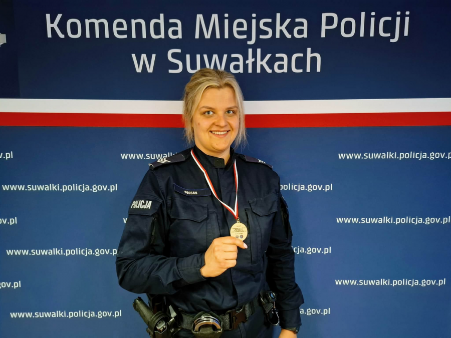Suwalska policjantka, była pływaczka MUKS Olimpijczyk, Natalia Szczytko ze złotym medalem