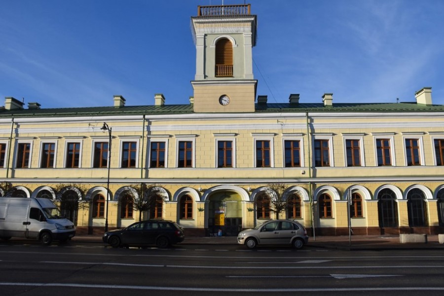 Suwałki. Drogie oferty na dokumentację schronów w Ratuszu i trzech szkołach