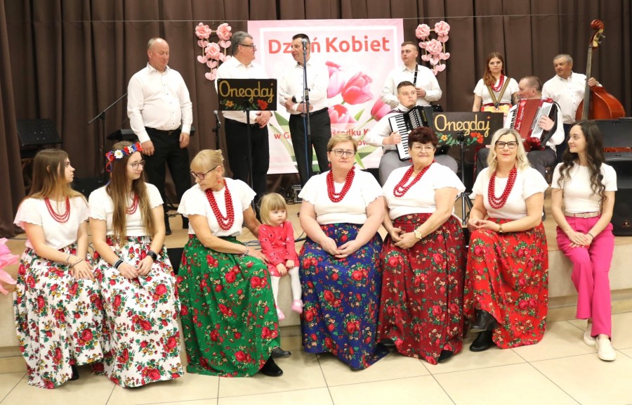 Dzień Kobiet w Filipowie. Kwiaty, uśmiech, muzyka [zdjęcia]