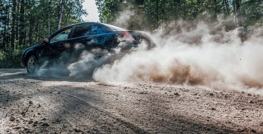 Jak zachować się podczas poślizgu na mokrej drodze?