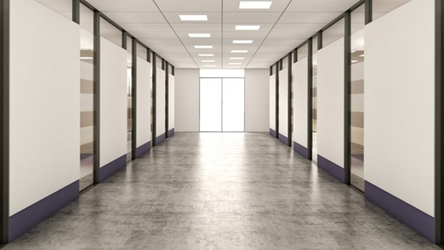 Właściwości posadzek po konserwacji - jak zachować klasę R9-R13 w obiektach komercyjnych