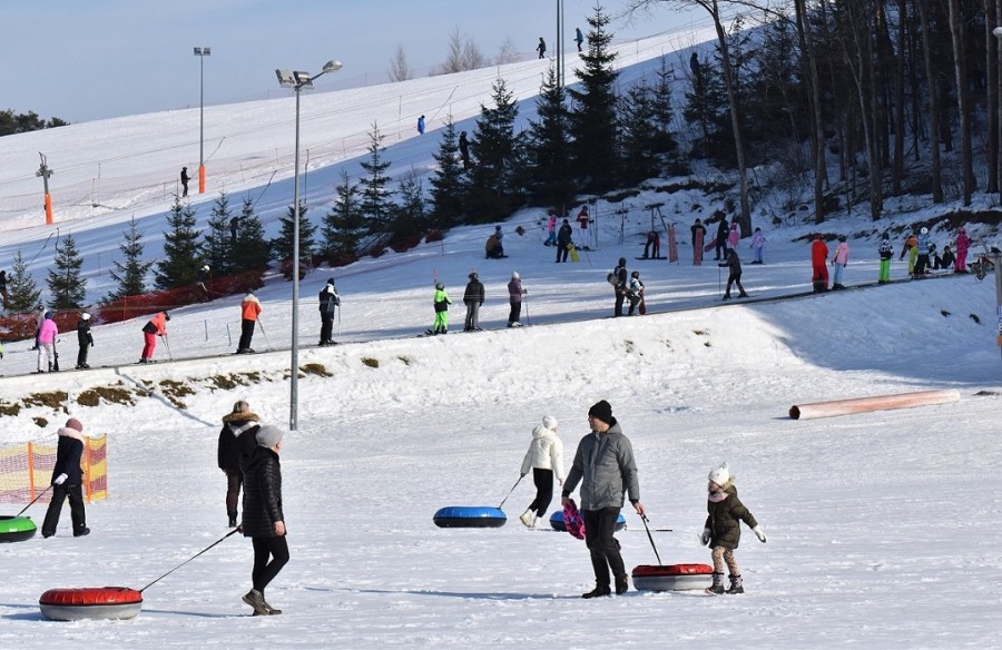 Ciepły początek marca, a w WOSiR Szelment zima w pełni. Zjazdy i zabawa na festynie [zdjęcia]