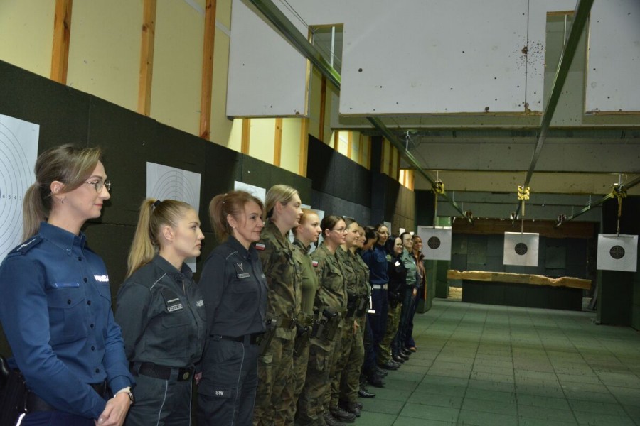 Świętowały kobiety w mundurach. W 14 Suwalskim Pułku i na policyjnej strzelnicy [zdjęcia]