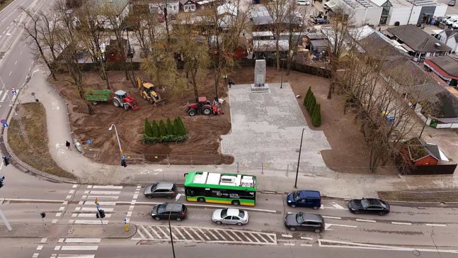 Suwałki. Plac Straceń jeszcze rozbetonowywany, rocznicowe uroczystości w Lesie Szwajcarskim