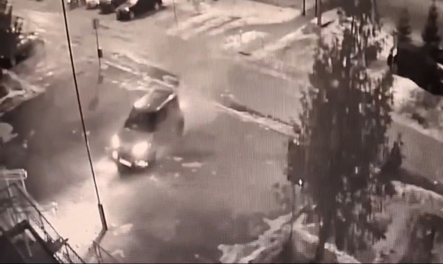 Tak się odurzył, że po schodach chciał wjechać do budynku komendy Policji w Suwałkach [wideo] 