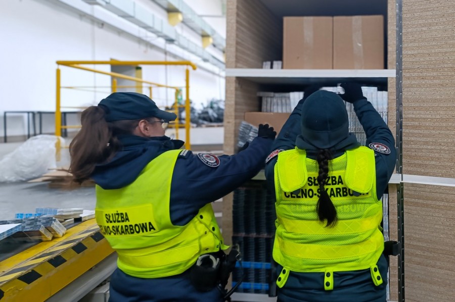 Przemyt także przez Ogrodniki. Meble pełne papierosów [zdjęcia]