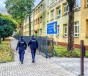 Po atakach uczniów-nożowników, w szkołach pojawili się policjanci. W kraju zatrzymali 19 nastolatków