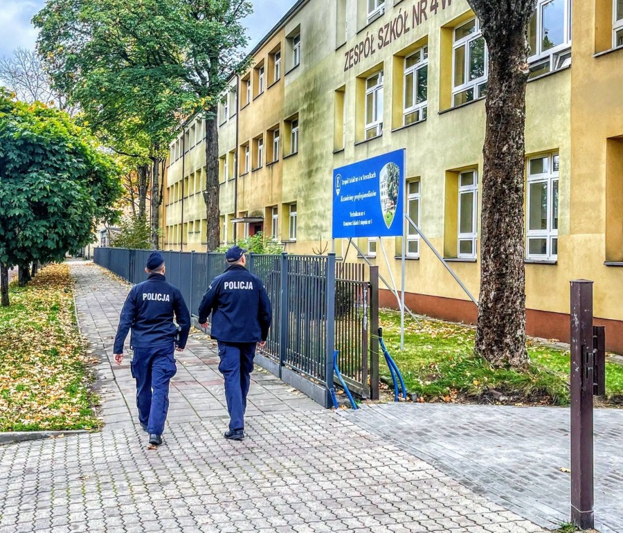 Po atakach uczniów-nożowników, w szkołach pojawili się policjanci. W kraju zatrzymali 19 nastolatków
