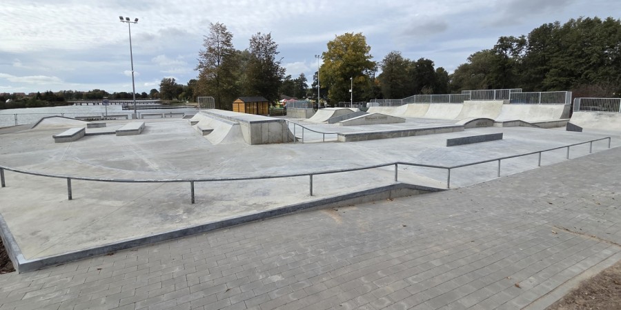 Skatepark w Suwałkach jest już gotowy. Kosmetyczne prace [zdjęcia]