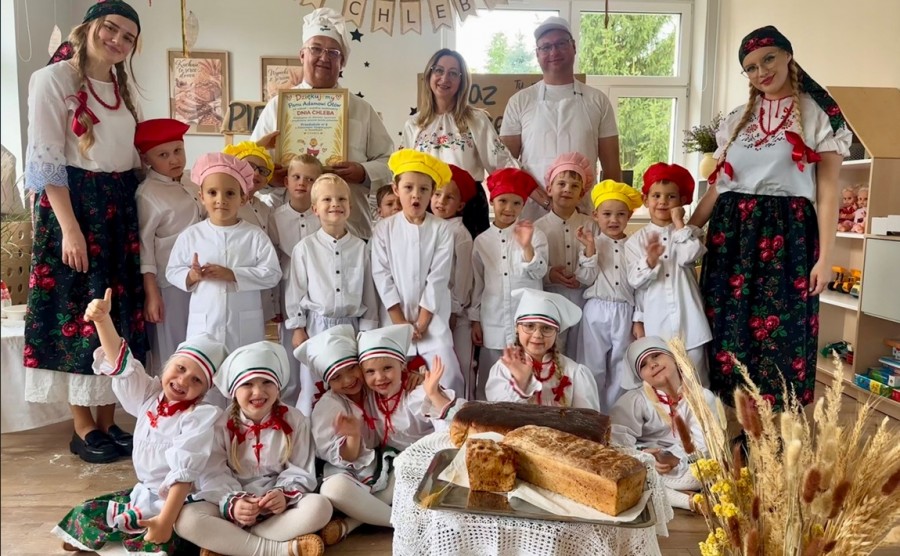 Święto Chleba w Przedszkolu nr 8 w Suwałkach. Od ziarenka do bochenka [zdjęcia]