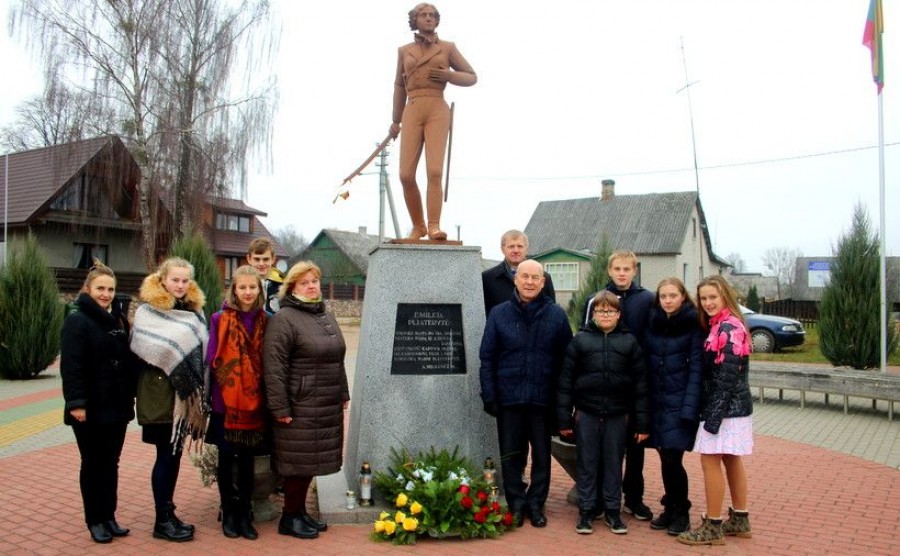 emilia_plater_przy_pomniku_fot_sam_lozdziej.jpg