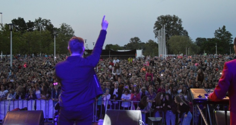 Zenek Martyniuk na plaży PTTK w Starym Folwarku. Gmina Suwałki zaprasza na Pożegnanie Lata