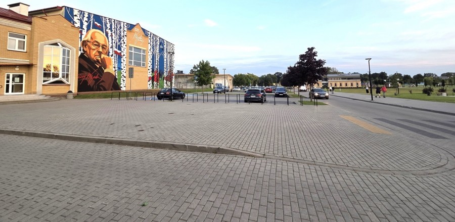 Nowy mural w Suwałkach. Andrzej Wajda spogląda, kto przechadza się jego ulicą