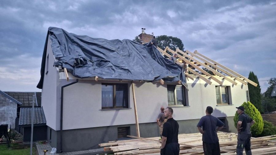 Zerwane dachy, uszkodzone budynki, powalone drzewa. Skutki nawałnicy w gminie Raczki