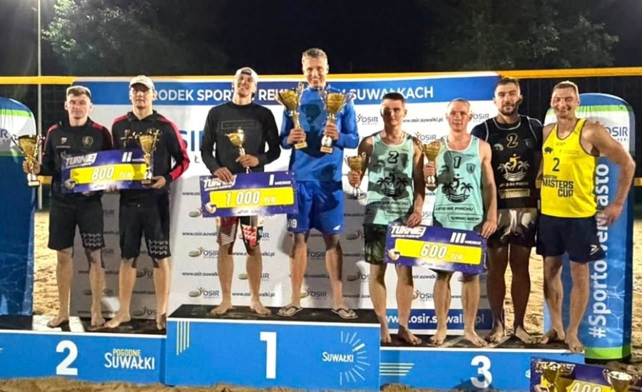 Trzynaście par na Nocnym Turnieju Siatkówki Plażowej w Suwałkach. Wygrał duet Ślepska Malowu [foto]